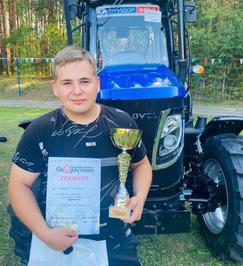 18-летний юноша из Ленино-Кукушкино стал самым сильным по перетягиваю трактора