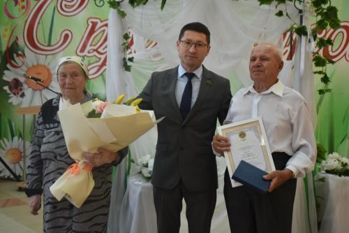 Супружеской паре из деревни Средняя Ия вручили медаль «За любовь и верность»