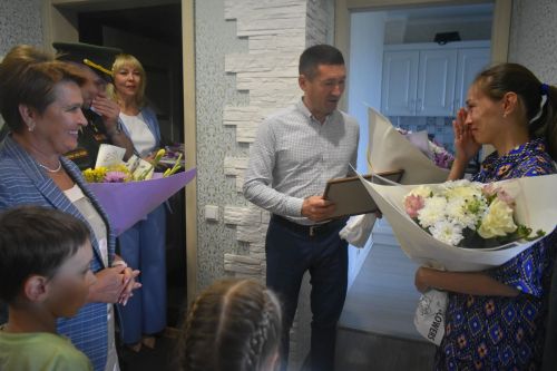 Жену мобилизованного глава Пестречинского района поздравил сразу с двумя праздниками
