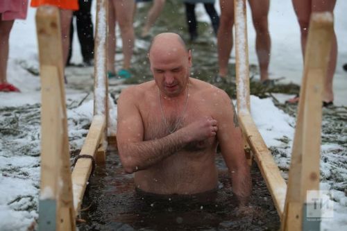 Церковь не обязывает, медики предостерегают: а нужно ли окунаться в прорубь на Крещение?