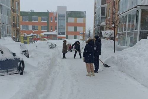 В Царево жильцы помогают УК в борьбе с последствиями снегопада