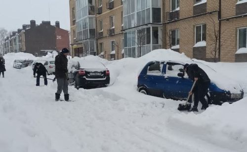 В Царево жильцы помогают УК в борьбе с последствиями снегопада