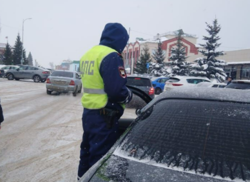 Автоинспекторы призывают не спешить на дорогах при сложных погодных условиях