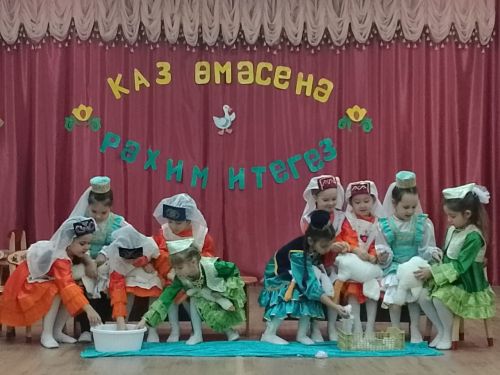 Пестречинские дошколята узнали, как их бабушки щипали гусей