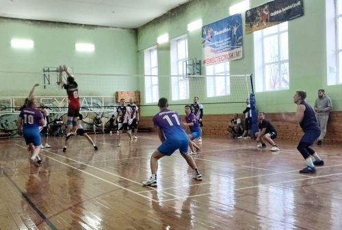 В чемпионате района по волейболу лидируют две команды