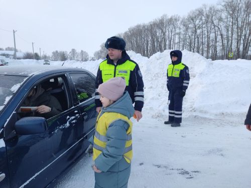 В Пестрецах дети раздали водителям памятки по ПДД