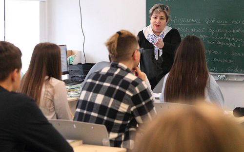 Преподавателям фундаментальных предметов в вузах поднимут зарплаты