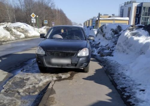 В Царево водители паркуются на тротуарах