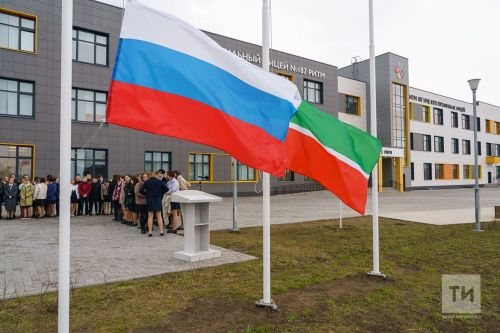 Все школы Татарстана до конца 2024 года оснастят государственными символами РФ и РТ