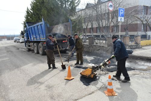 В Пестрецах продолжается ямочный ремонт дорог