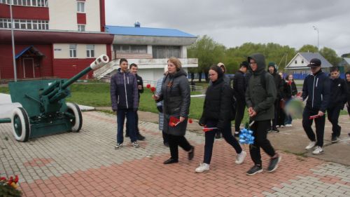 В Ленино-Кокушкино возложили цветы к памятнику павшим на ВОВ