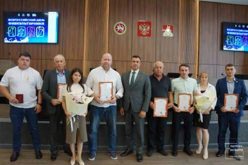 Питрәчтә спортчыларны, тренерларны һәм ветераннарны котладылар