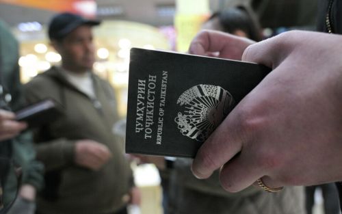 В Татарстане продлили запрет мигрантам работать таксистами и охранниками