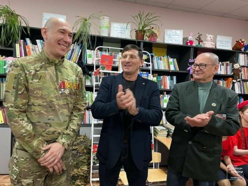 Участник СВО встретился с волонтёрами и школьниками в Ленино-Кокушкино