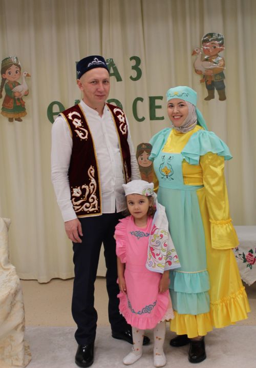 Дети и родители окунулись в традицию на празднике ощипывания гусей в Куюках