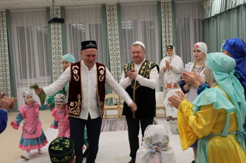 Дети и родители окунулись в традицию на празднике ощипывания гусей в Куюках