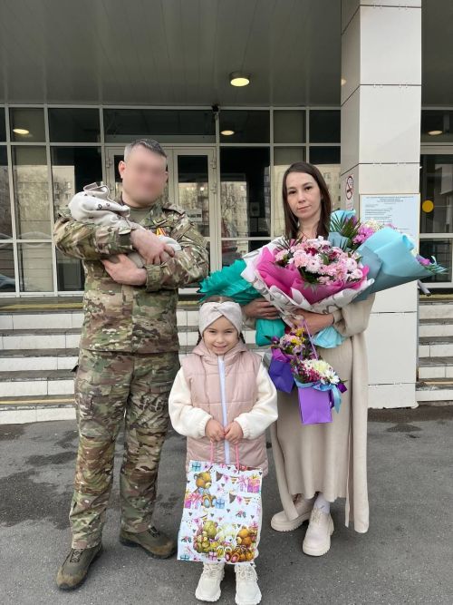 Участник СВО из Куюков встретил жену с сыном из роддома