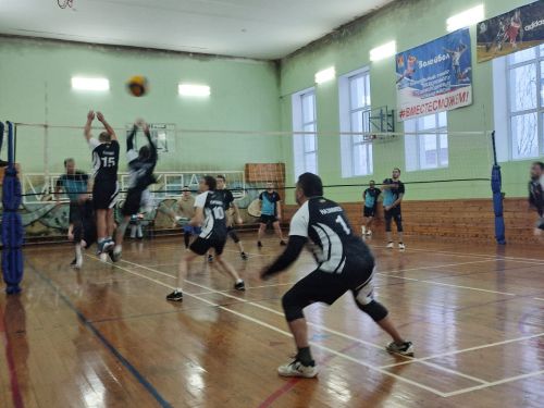 В чемпионате района по волейболу за медали продолжают играть четыре команды
