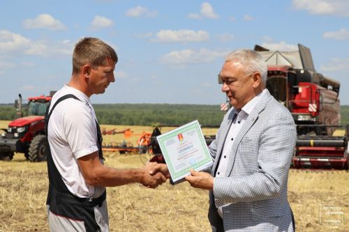 Евгений Федотов стал лучшим комбайнером недели в Пестречинском районе