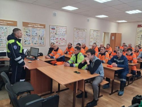 Дәүләт автоинспекциясе хезмәткәре Питрәчтә юл эшчеләре өчен инструктаж үткәрде