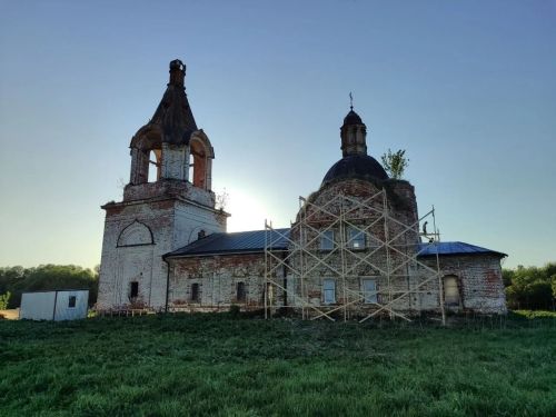 Волонтёры начали строить леса у Вознесенского храма в Елагино