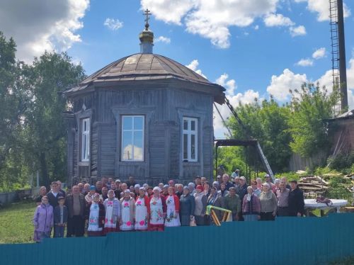 В селе Ковали установили накупольный крест на восстанавливаемый храм
