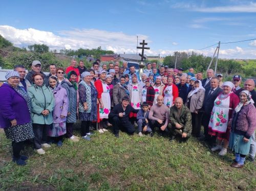 В селе Ковали установили накупольный крест на восстанавливаемый храм