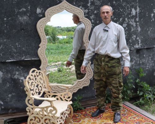 Питрәчтән агачны уеп төрле әйберләр ясаучы оста турында сөйлибез