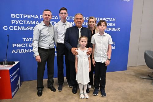 Питрәч районыннан Мостафиннар гаиләсе ТР Рәисе белән очрашты