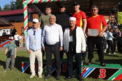 Абсолютный батыр Сабантуя в Пестречинском районе получил ключи от автомобиля