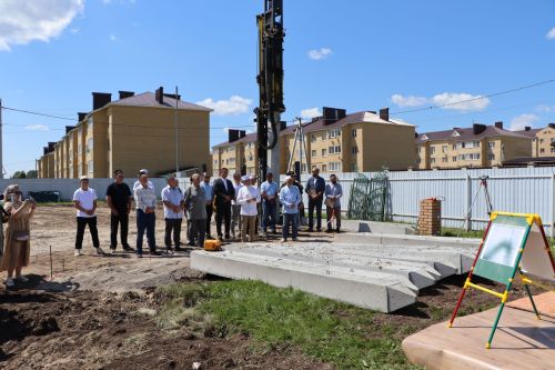 В Осиновском забили первую сваю в фундамент возрождаемой мечети