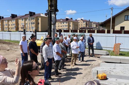 В Осиновском забили первую сваю в фундамент возрождаемой мечети
