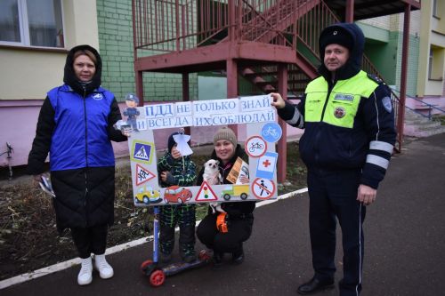 Маленькие пестречинцы вручали прохожим и водителям памятки по БДД