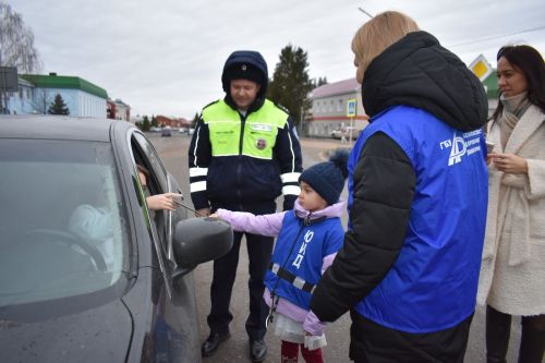 Маленькие пестречинцы вручали прохожим и водителям памятки по БДД
