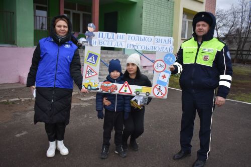 Маленькие пестречинцы вручали прохожим и водителям памятки по БДД