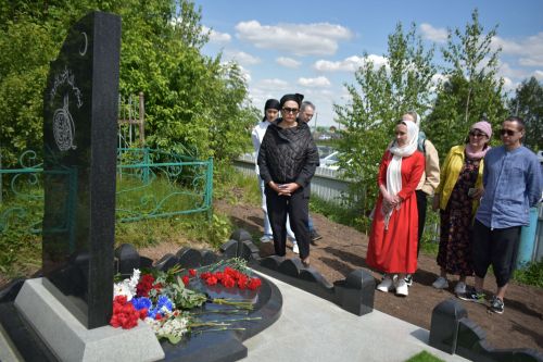 Установка памятника на могиле Айдара Хафизова