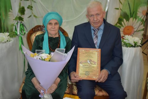 Пестречинцев поздравили с золотой и изумрудной свадьбами