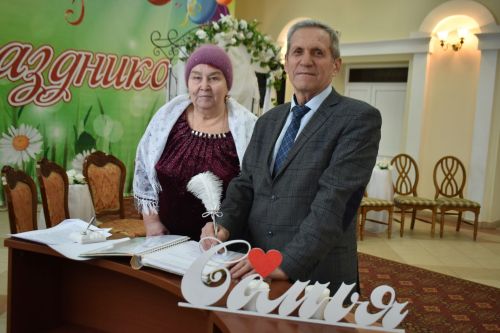 Пестречинцев поздравили с золотой и изумрудной свадьбами
