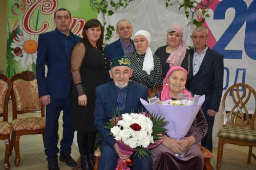 Пестречинцев поздравили с золотой и изумрудной свадьбами