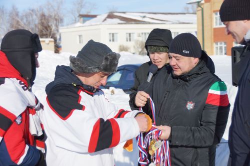 Турнир по хоккею в валенках в селе Шали