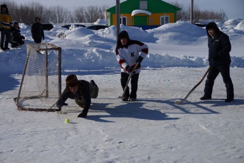 Турнир по хоккею в валенках в селе Шали