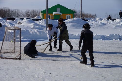 Турнир по хоккею в валенках в селе Шали