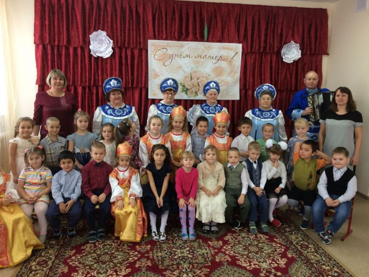 В Кулаево воспитанники детского сада сплясали с народным ансамблем