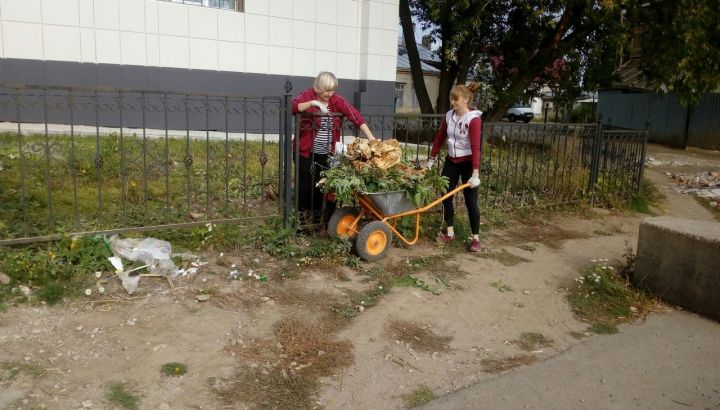 Сотрудники Кощаковского дома культуры Пестречинского района вышли на субботник