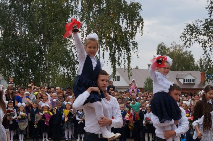 Дүрт йөзгә якын бала тәүге тапкыр мәктәп бусагасын атлап керде