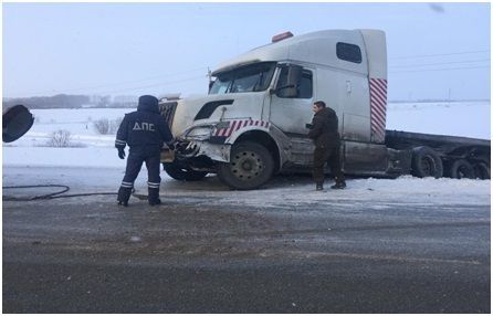 В Татарстане автоинспекторы помогли дальнобойщику выбраться из снежного плена