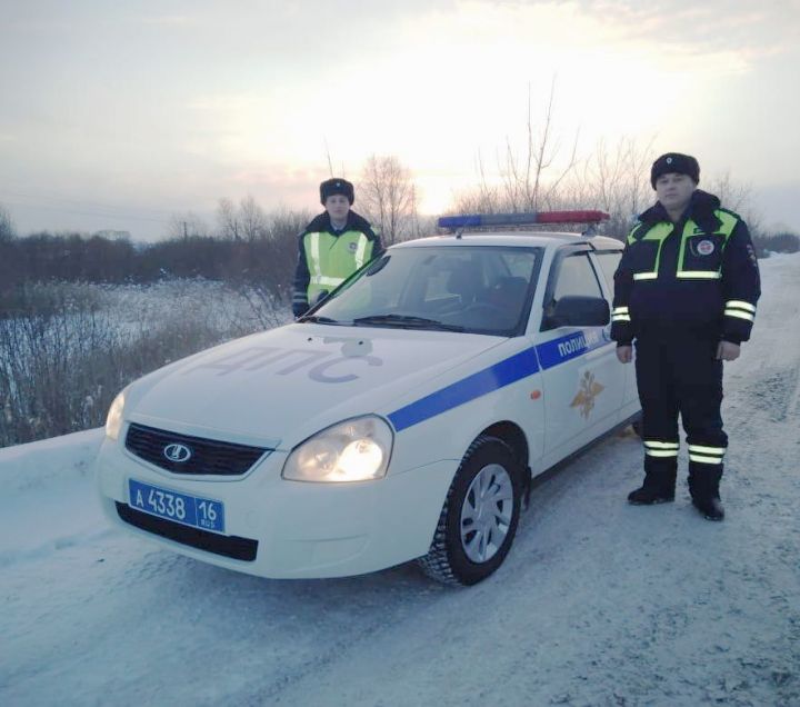 В Татарстане инспекторы ДПС помогли водителю, у которого на трассе закончилось топливо