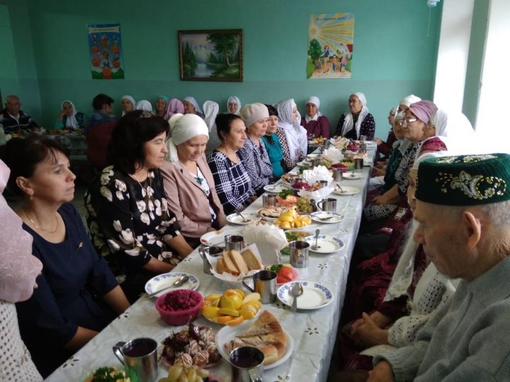 Для ветеранов Шалинской школы учащиеся подготовили концерт