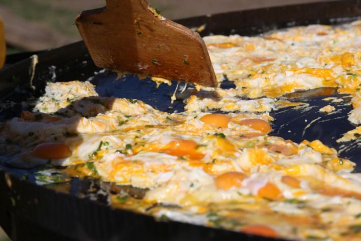 7777 яиц используют для рекордной яичницы на фестивале «Скорлупино» в Пестрецах