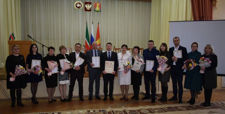 Район хакимиятендә профсоюз әгъзаларын бүләкләделәр